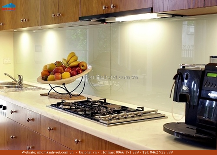 Kính ốp bếp màu trắng sữa Kính ốp bếp màu trắng sữa